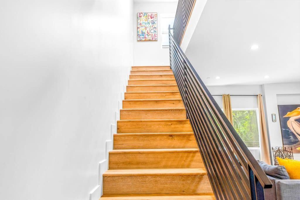 Casa de férias Luxurious Townhome W/3 Master Gated Parking *