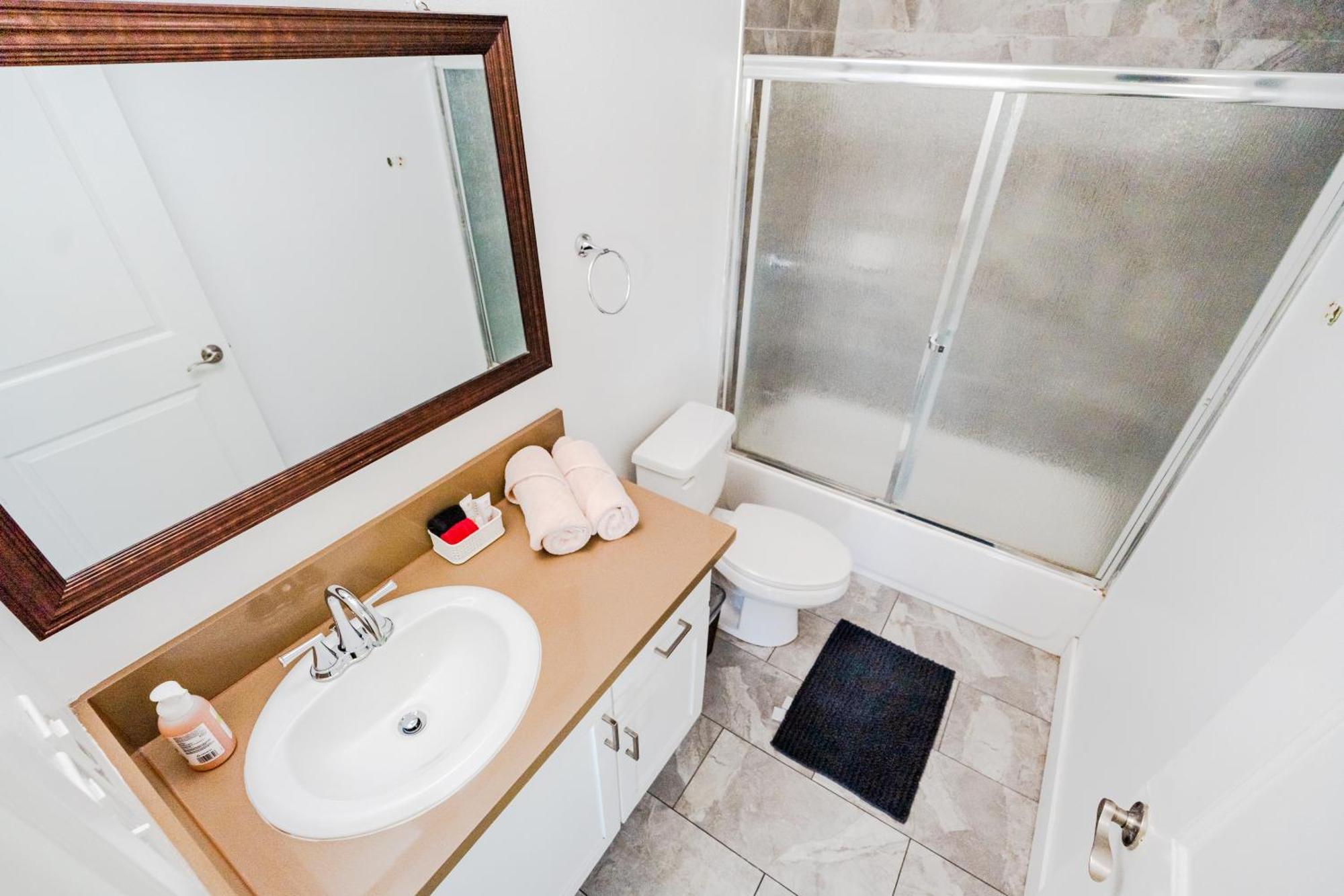 Large 2 Levles 5 Bedroom With 3 Bathroom And 2 Parking *