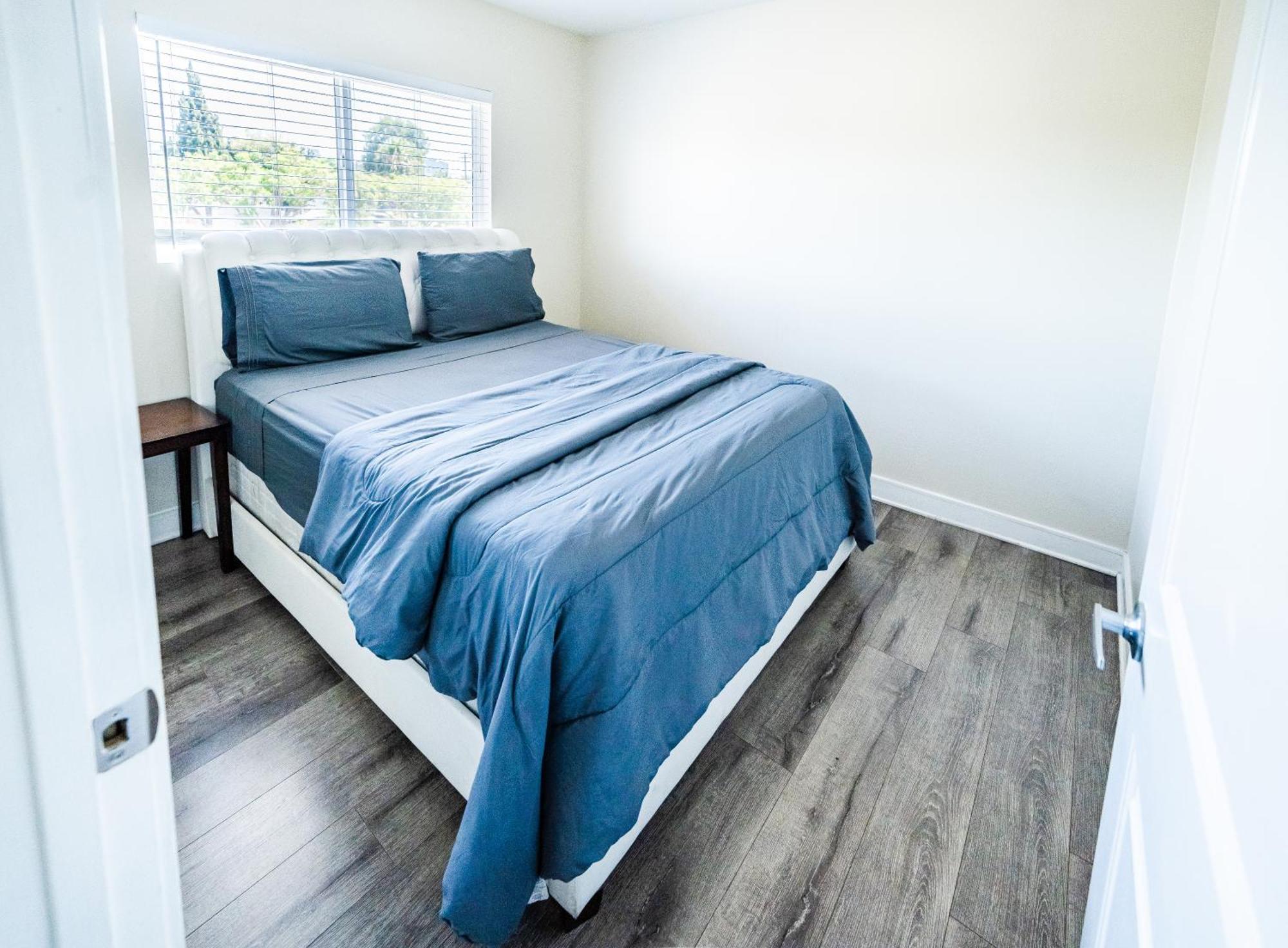 Large 2 Levles 5 Bedroom With 3 Bathroom And 2 Parking Apartment Los Angeles