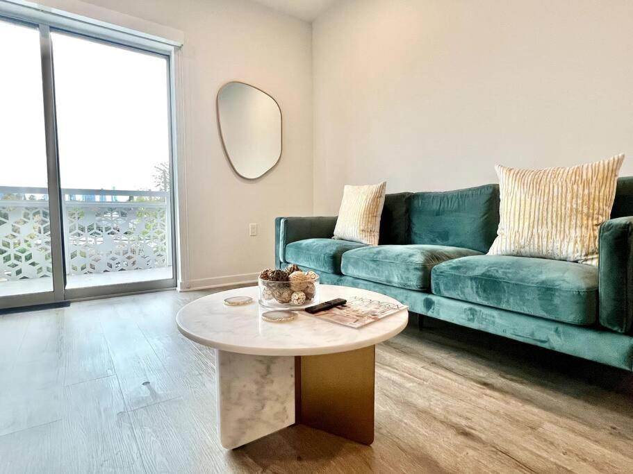 Apartment New One Bedroom Penthouse, Silver + Parking! *