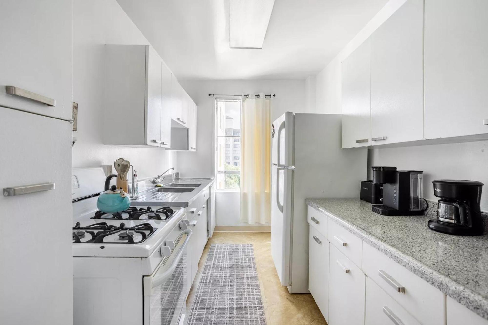 Spacious 2 Bedroom 2 Bathroom Unit Great Location * Los Angeles