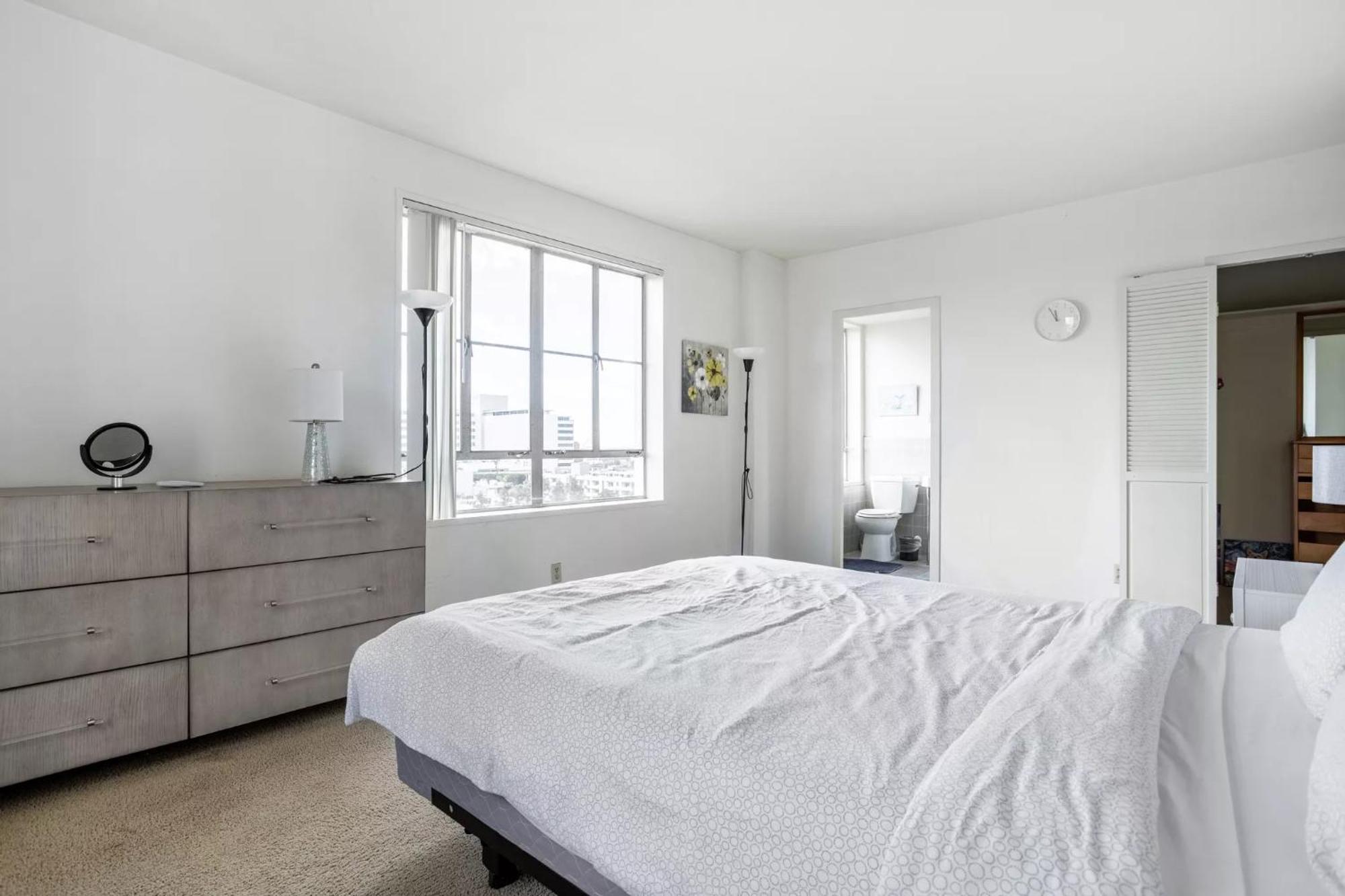 Spacious 2 Bedroom 2 Bathroom Unit Great Location