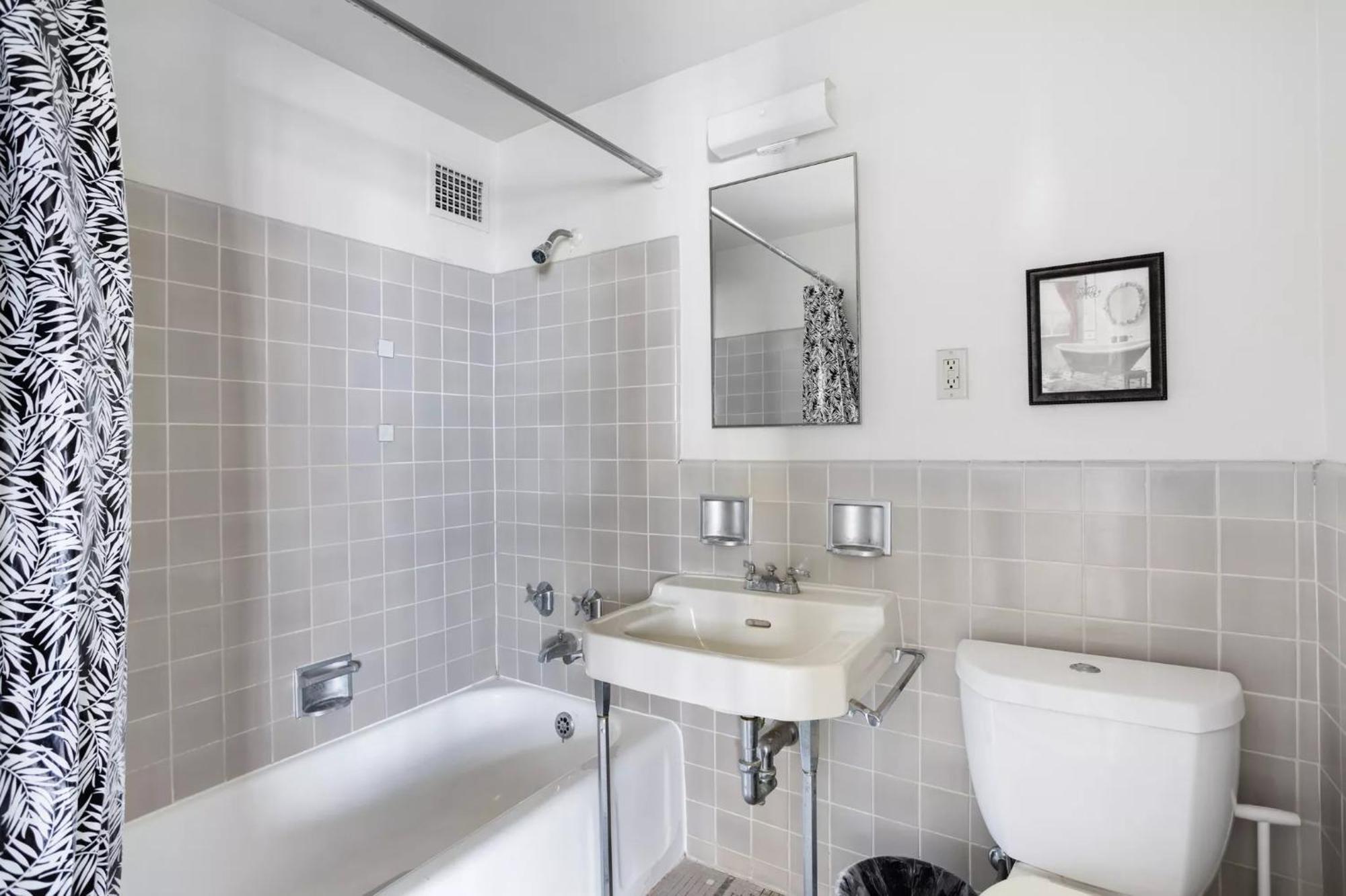 Spacious 2 Bedroom 2 Bathroom Unit Great Location * Los Angeles