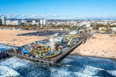 2 Santa Monica Walking Los Angeles