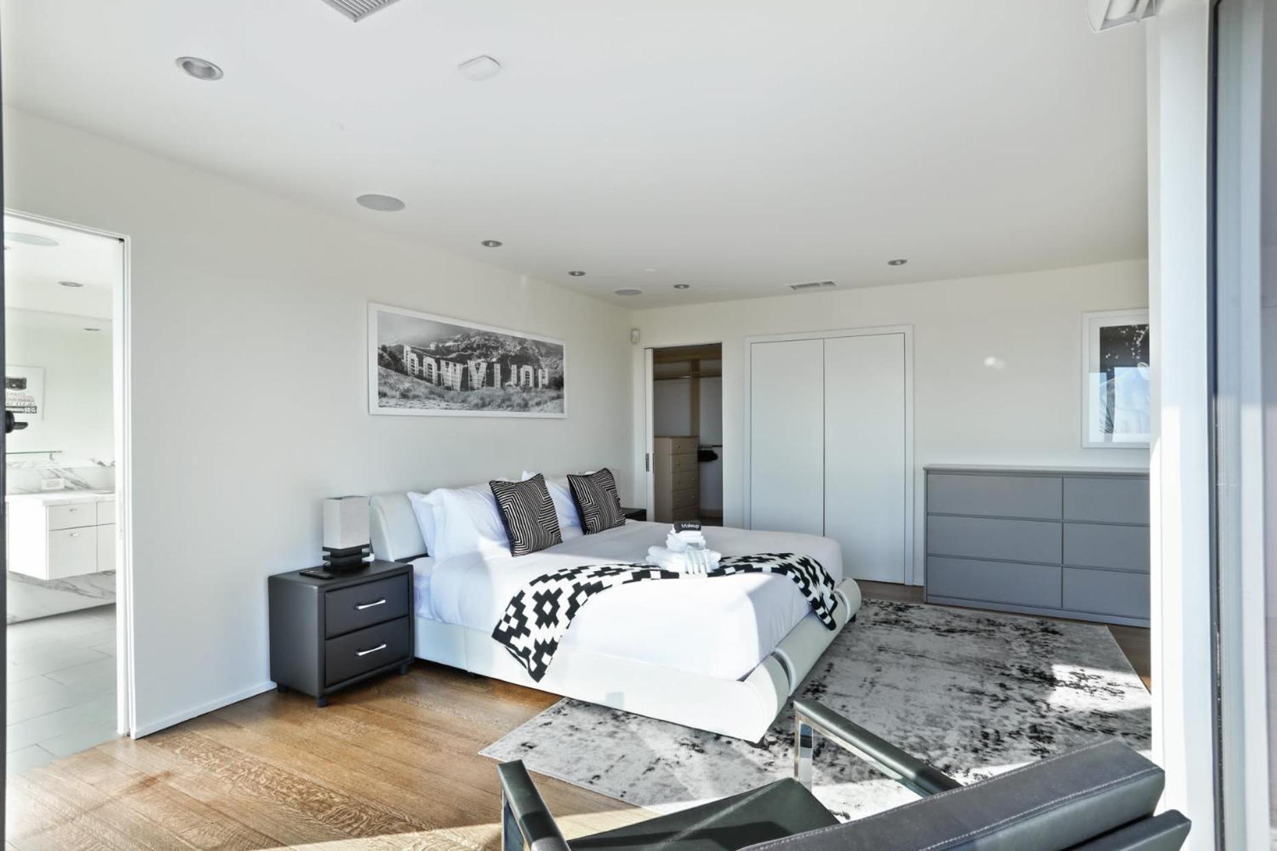 New Listing Stunning Jetliner View Private