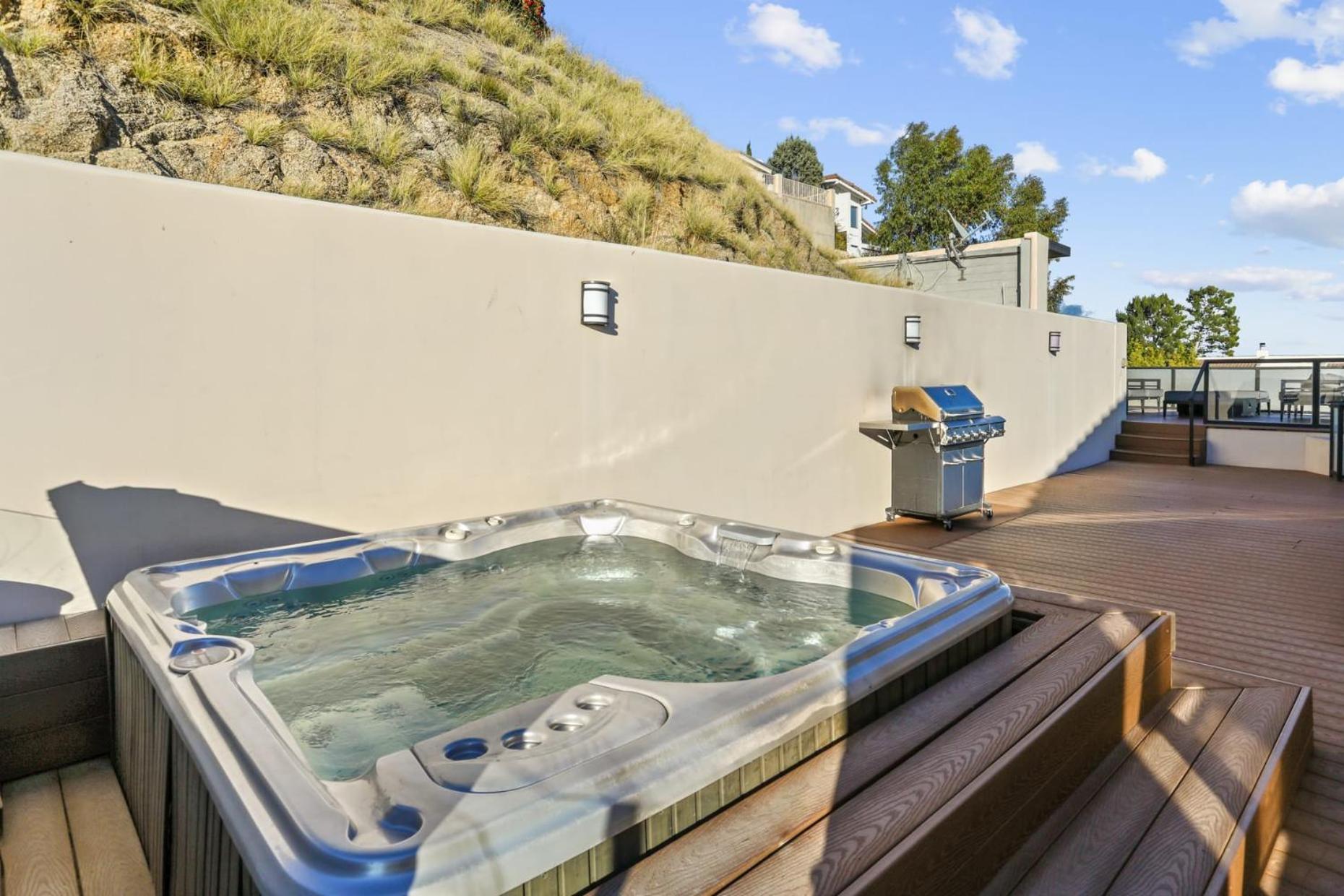 Villa New Listing Stunning Jetliner View Private *