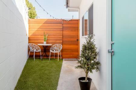 Vibe On The Patio At A Modern Luxury Near Lax Apartment *