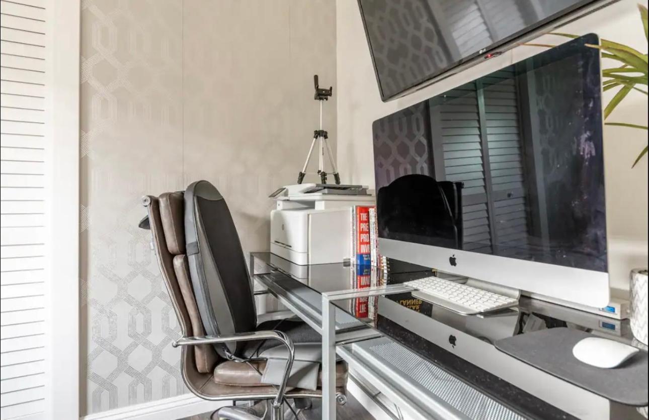 Gorgeous Dtla W/ View + Hot Tub! Holiday home Los Angeles