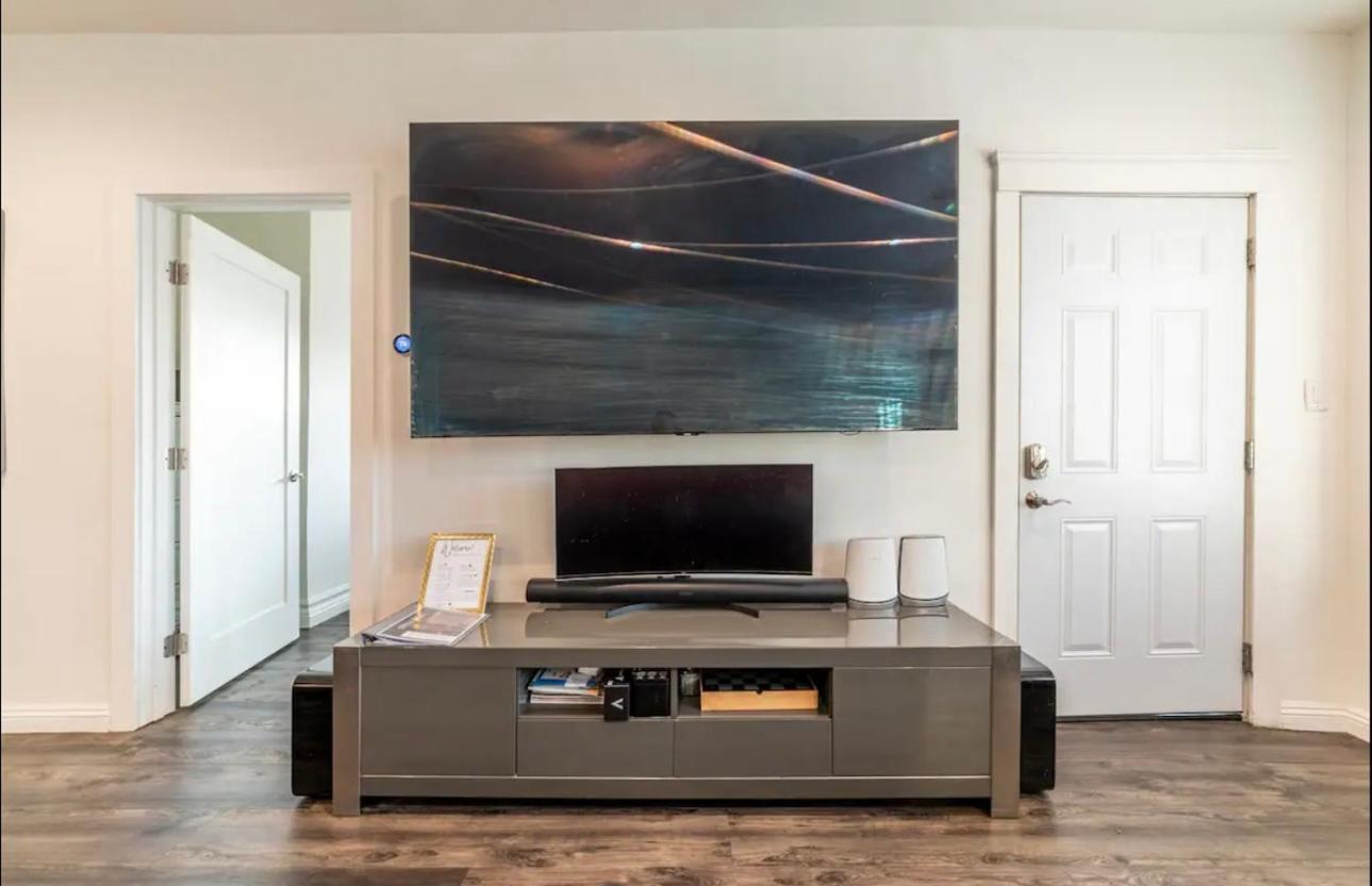 Gorgeous Dtla W/ View + Hot Tub! Holiday home Los Angeles