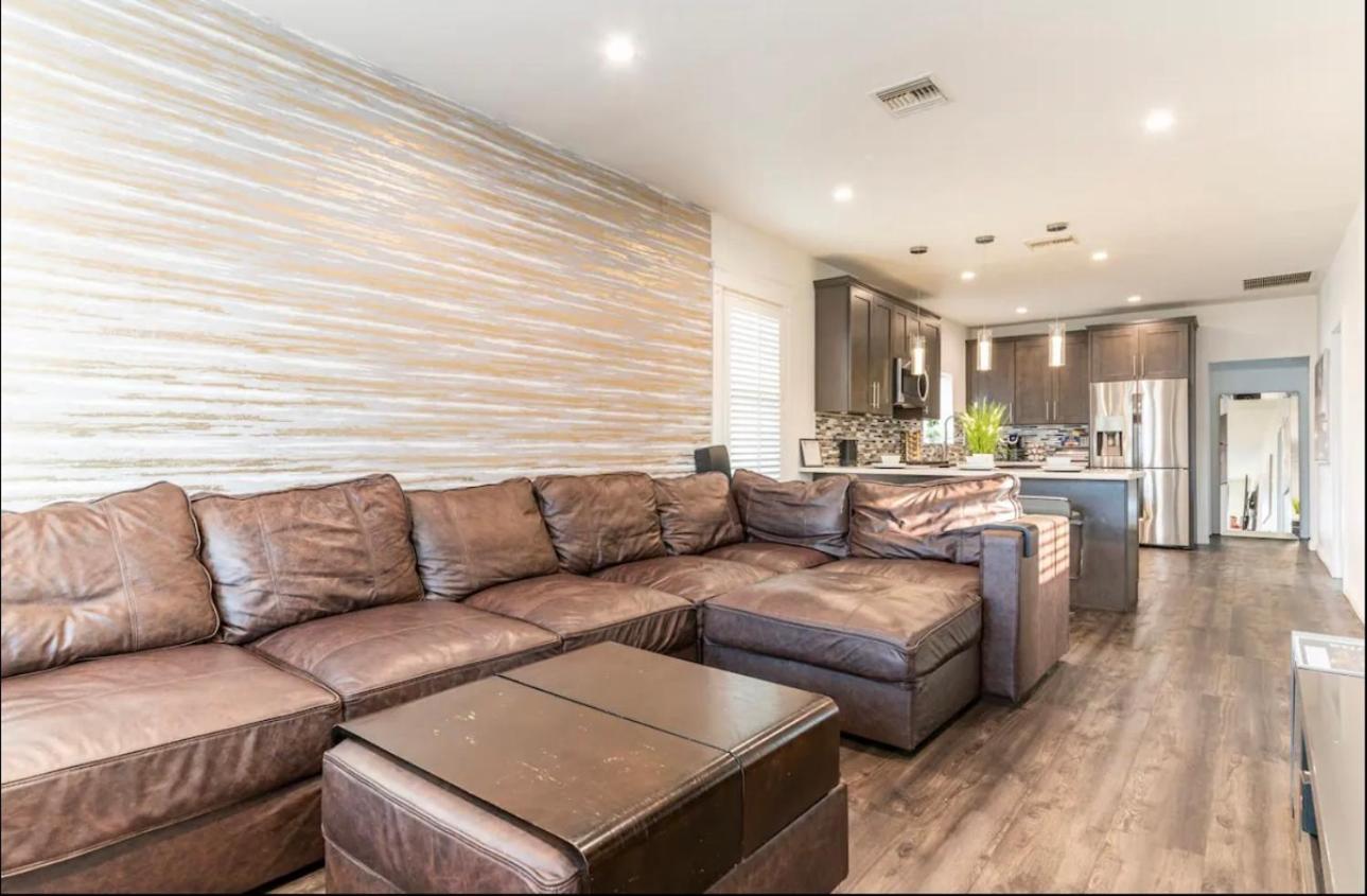Gorgeous Dtla W/ View + Hot Tub! Holiday home Los Angeles