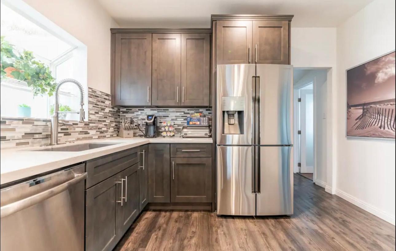 Gorgeous Dtla W/ View + Hot Tub! Holiday home Los Angeles