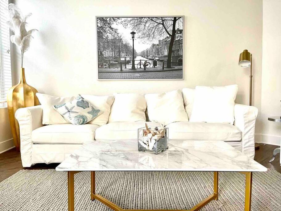 Spacious 2 Bedroom Venice Apartment