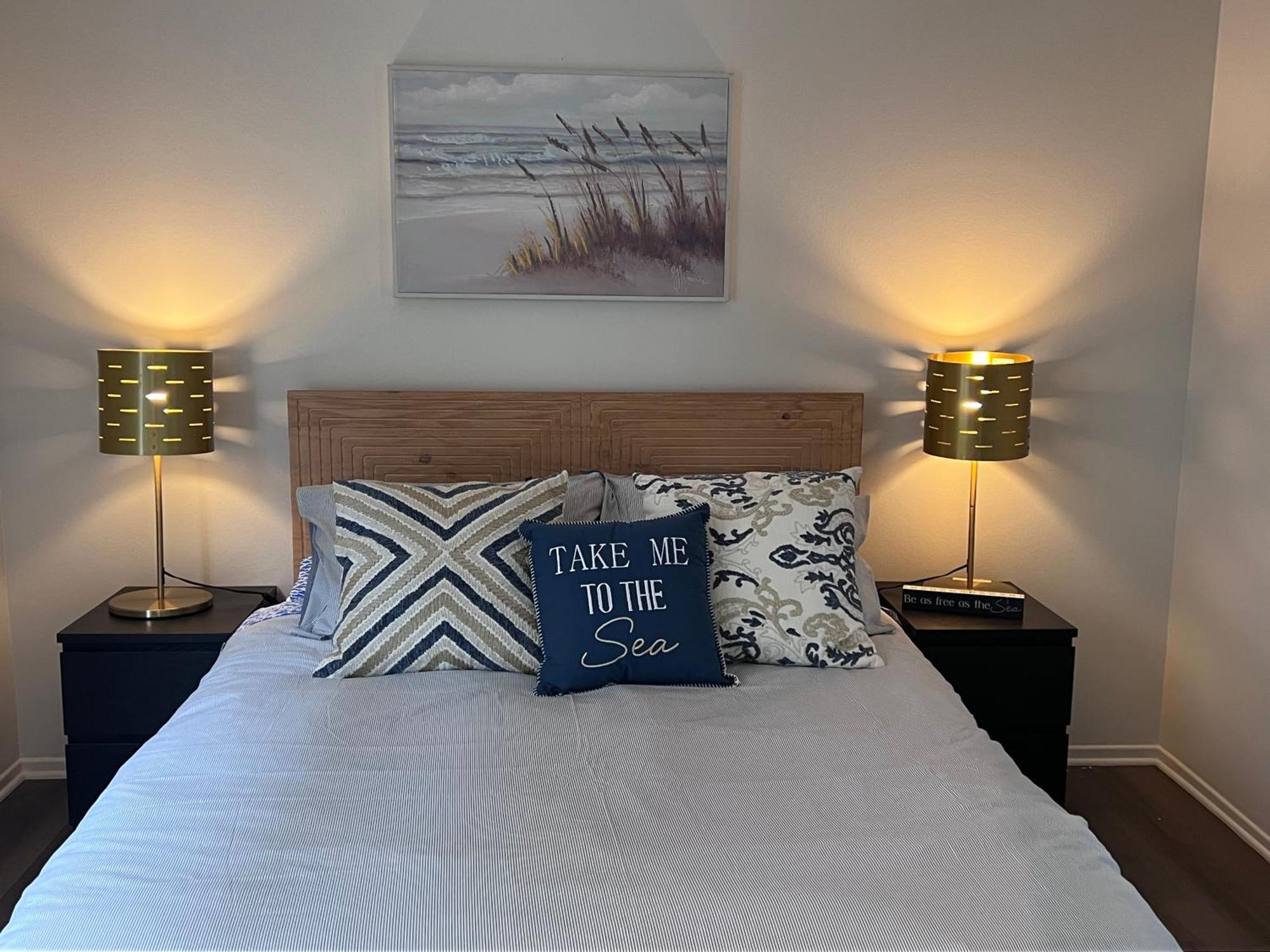The Electric Blue Abode, Oceanside Apartment *