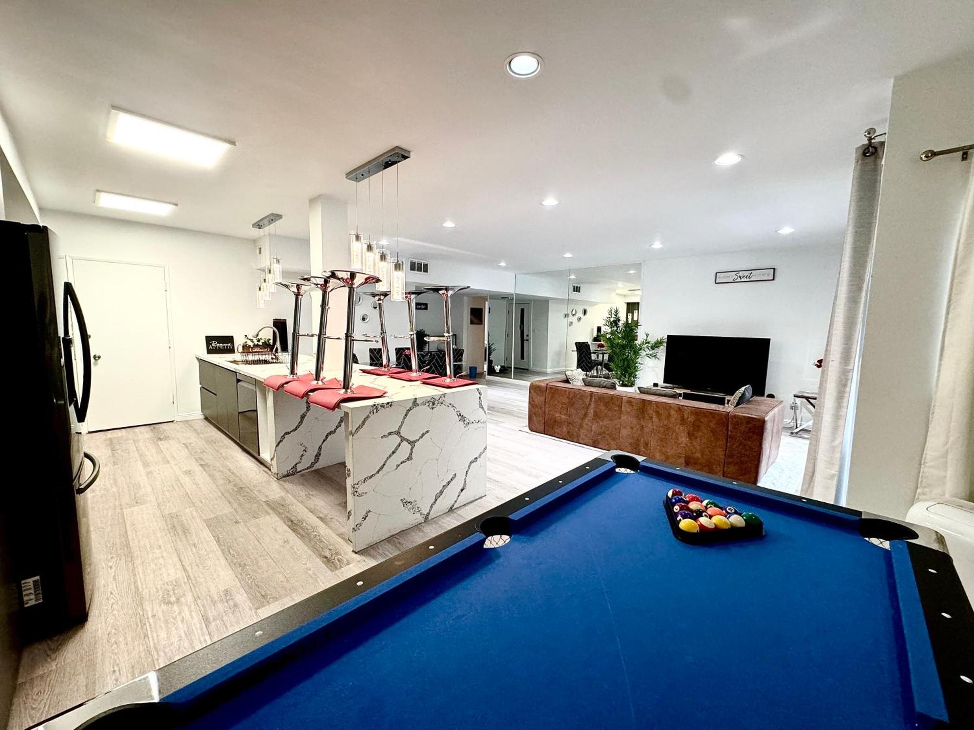Amazing Large 2 Bedroom West Hollywood Apartment *