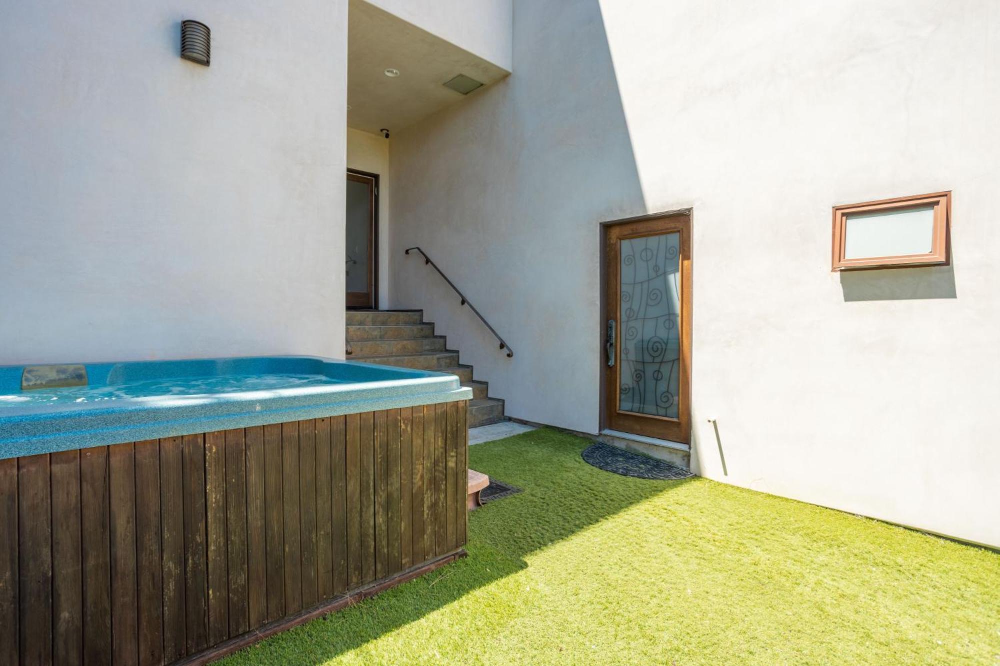 Fabulous For Families & Business 5/3 + 1/1 Holiday home *