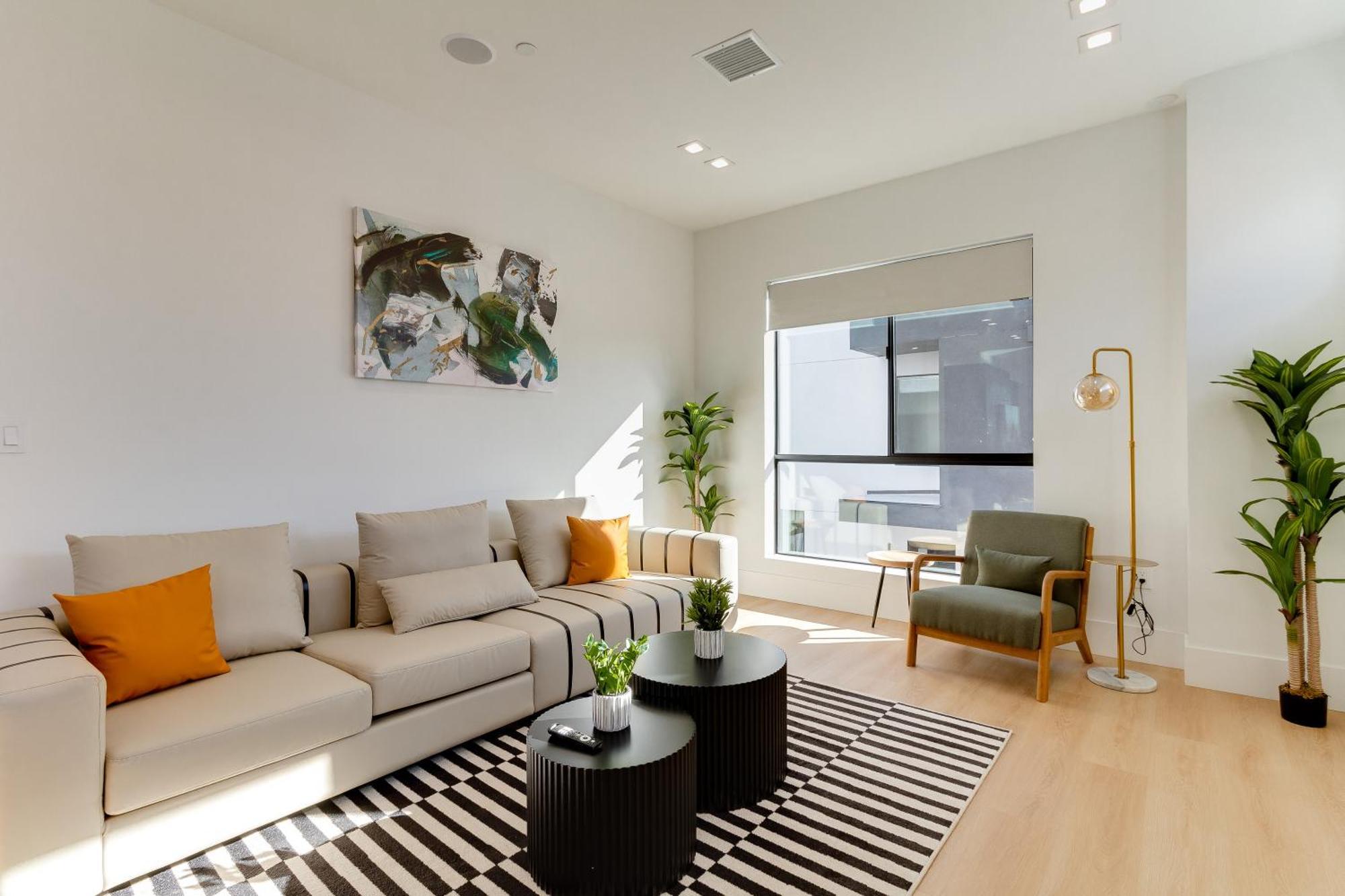 Brand New Modern 4 Bedroom House Pickfair Village * Los Angeles