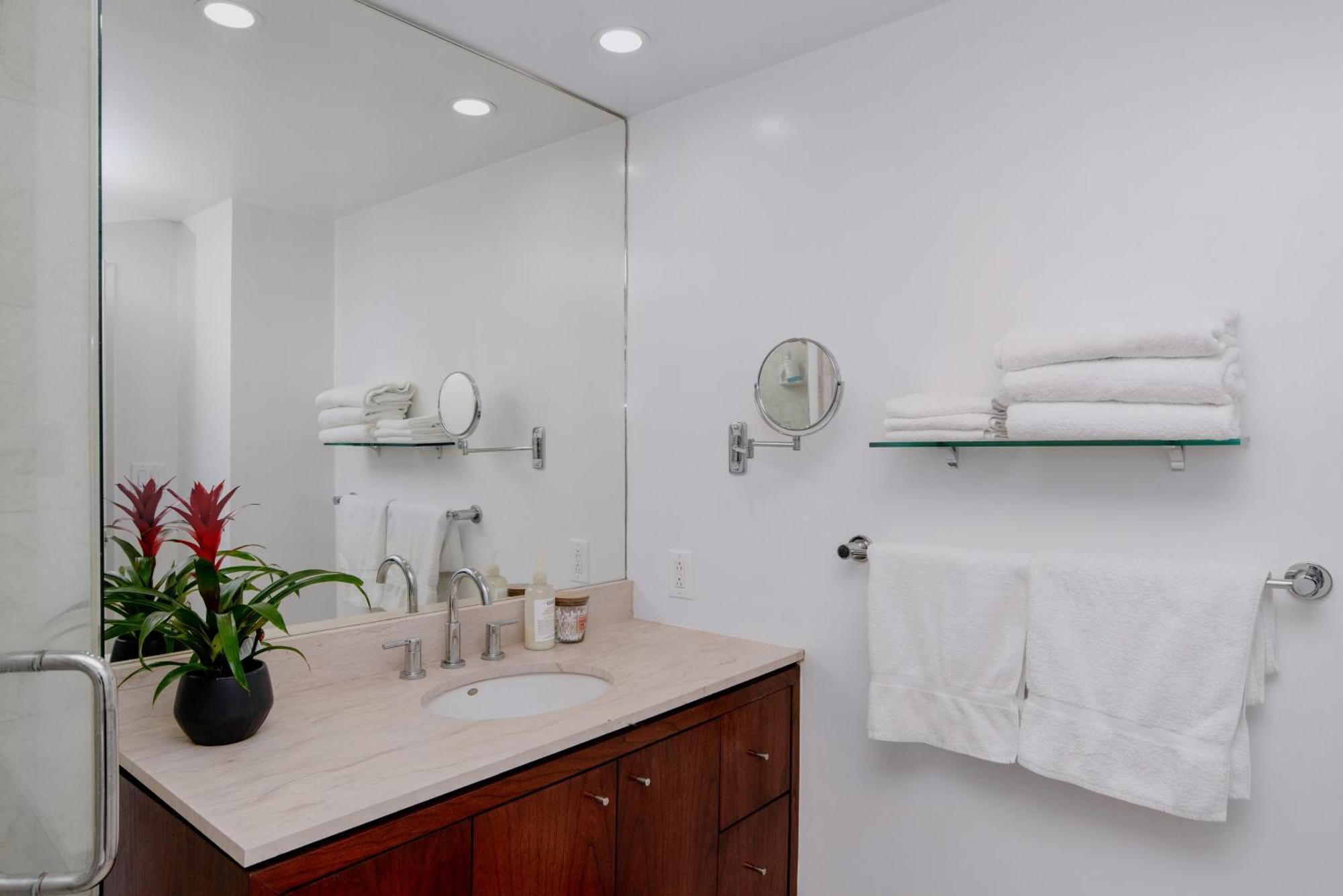 The Sunset Blvd Luxury High-rise, 180 Views Apartment *