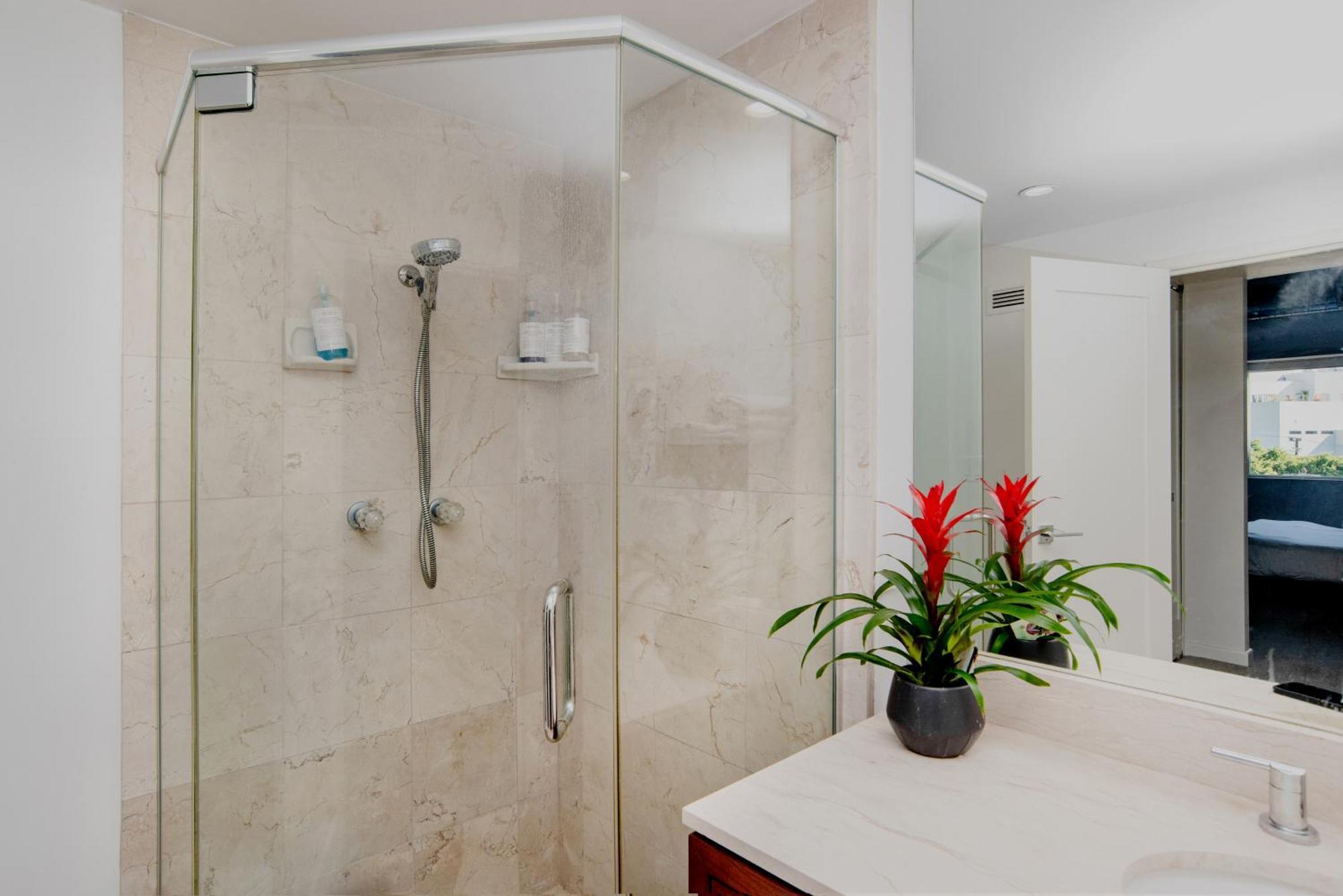 The Sunset Blvd Luxury High-rise, 180 Views Apartment *