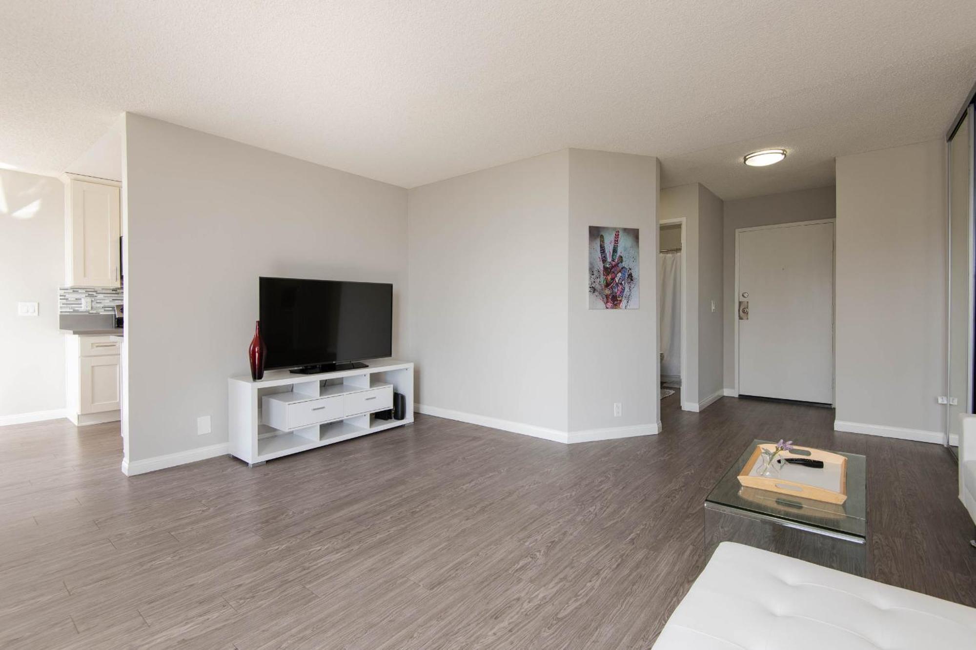 Prime Location 1-bedroom With Pool Apartment *
