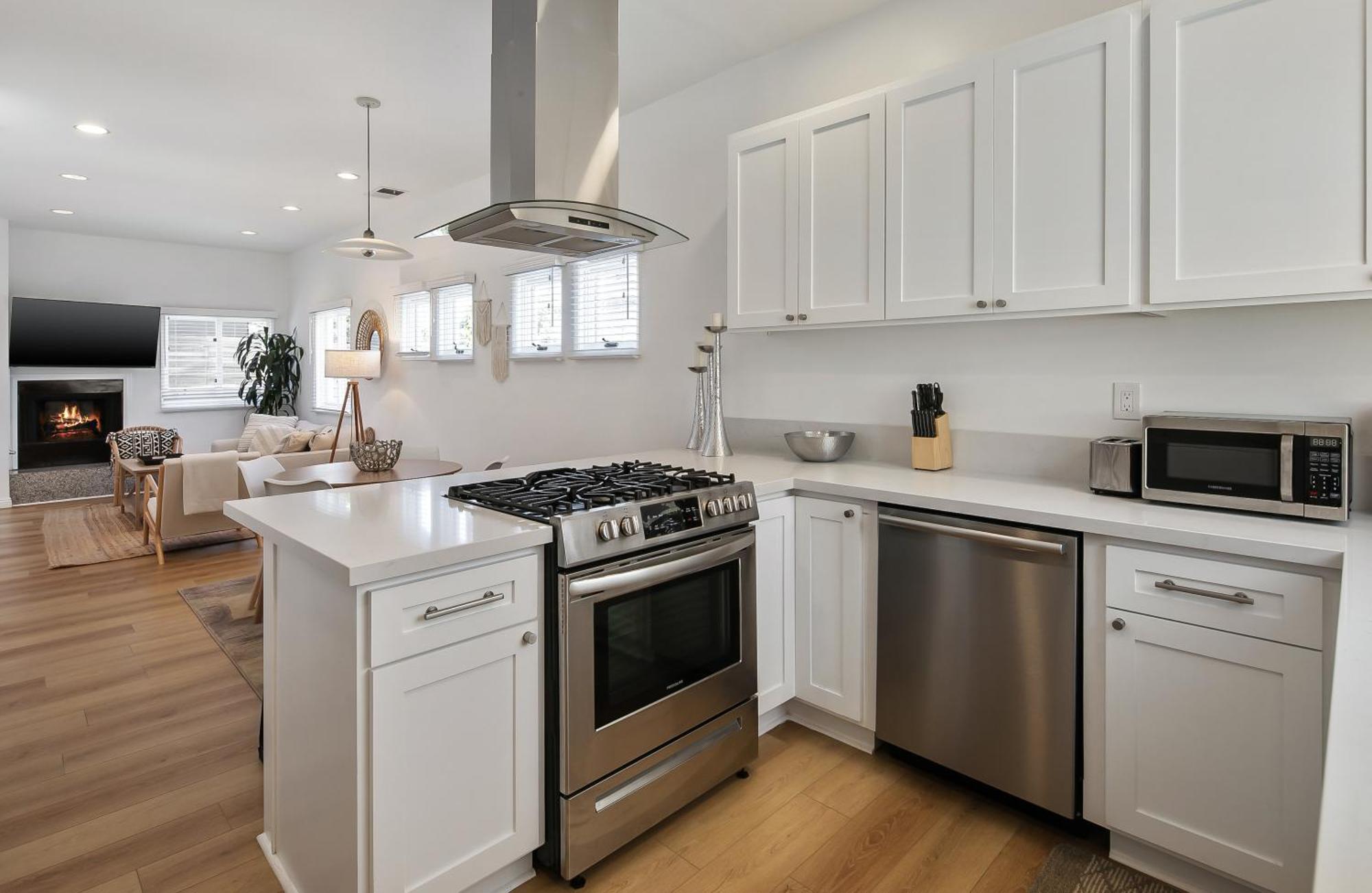 Exclusive 2bd 3ba With Balcony Los Angeles