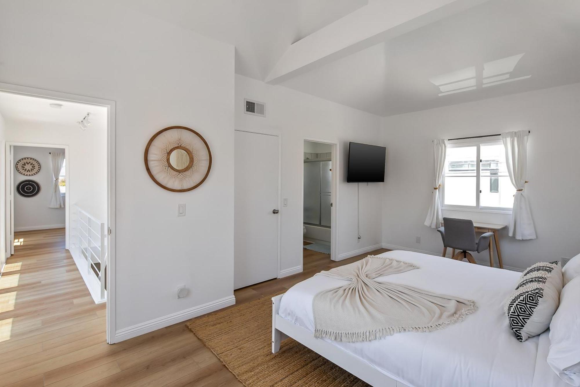 Exclusive 2bd 3ba With Balcony * Los Angeles