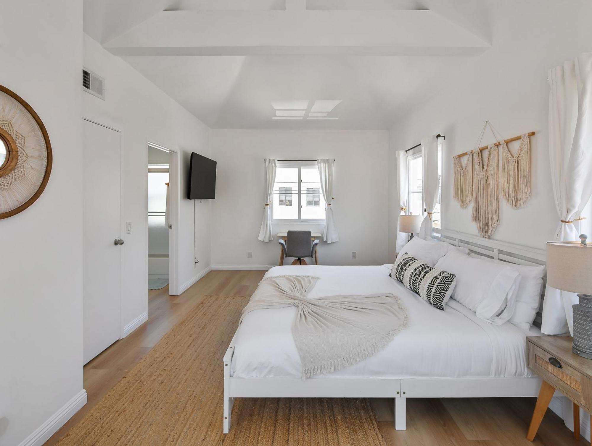 Exclusive 2bd 3ba With Balcony *
