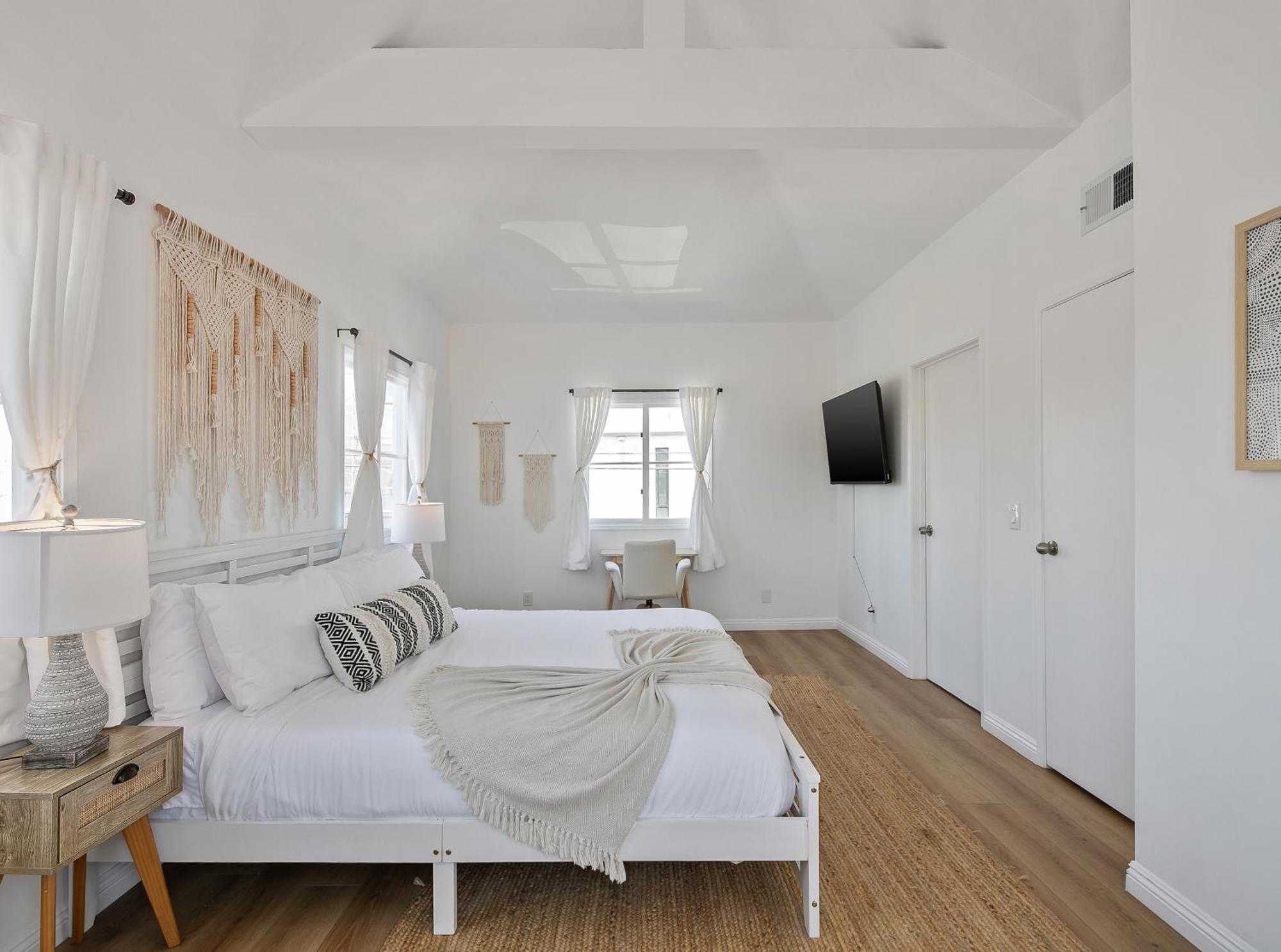 Exclusive 2bd 3ba With Balcony