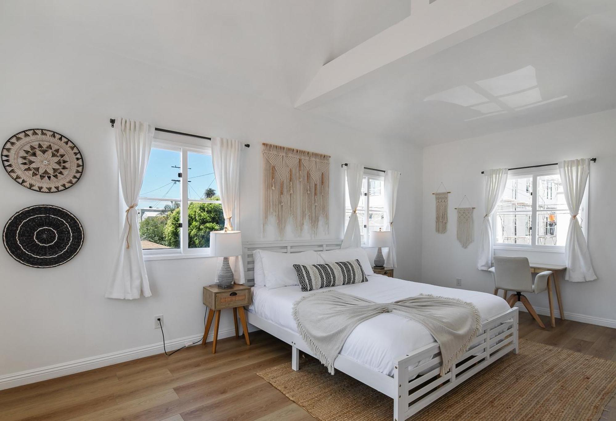 Exclusive 2bd 3ba With Balcony Los Angeles