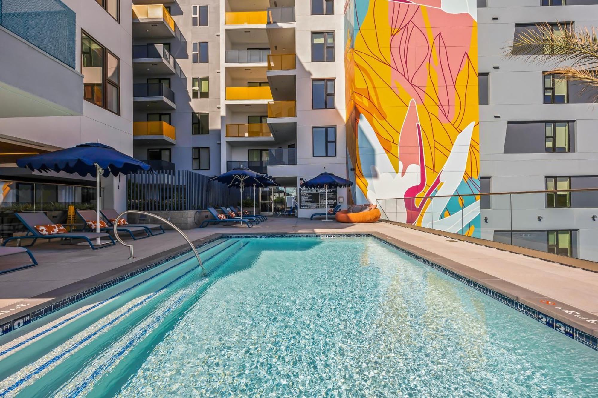 One Lux Hollywood View La Los Angeles