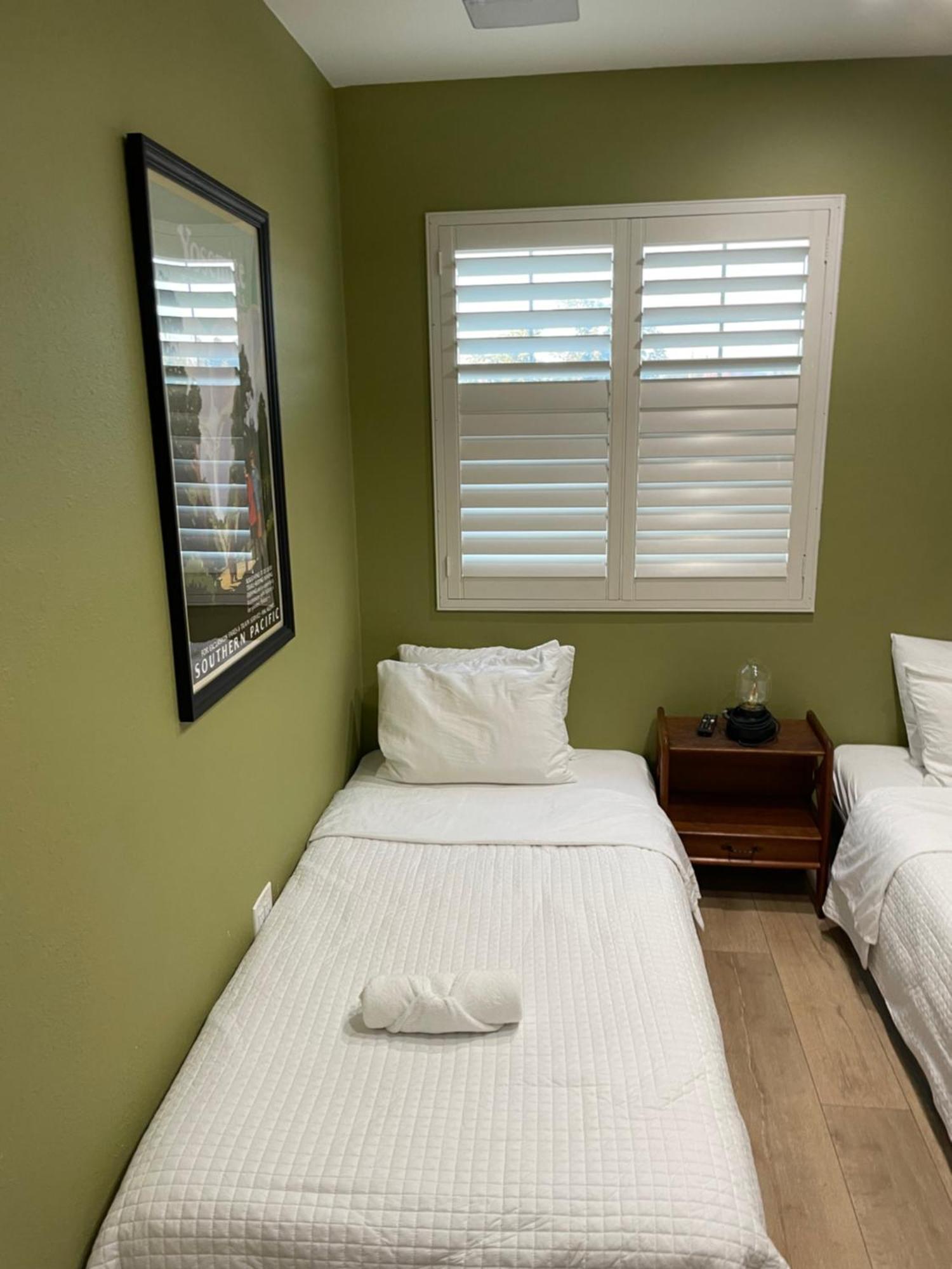 Hollywood View Private With Amenities Homestay *