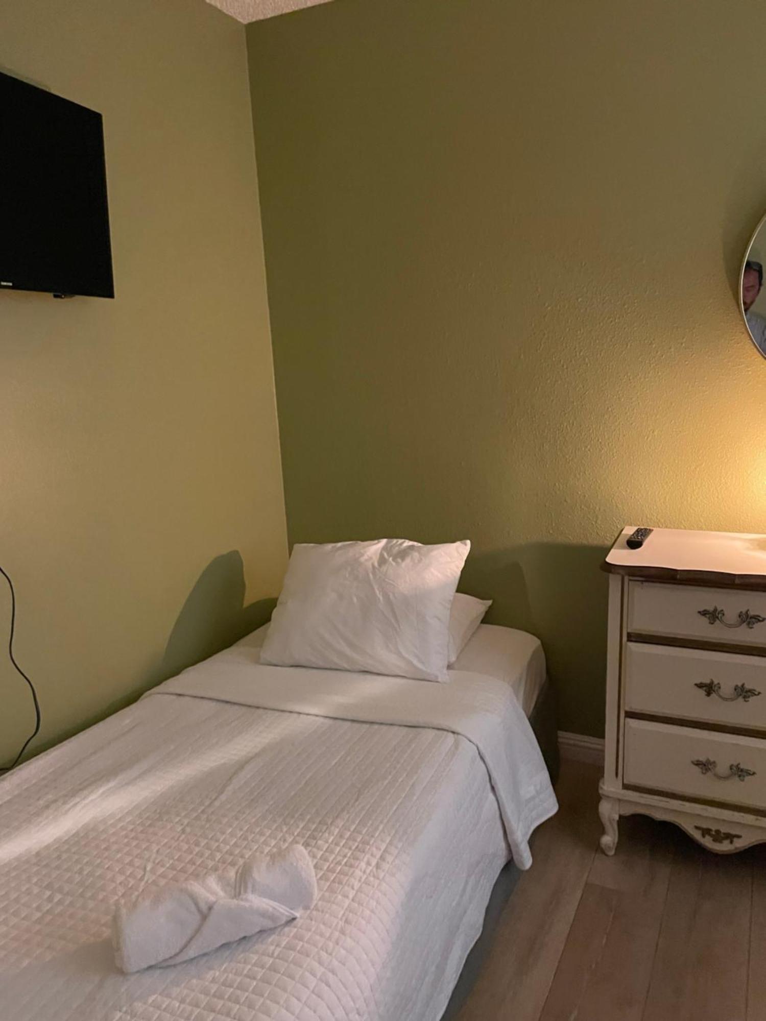 Private In Angeles With Wifi And Ac And Private Fridge!!! Homestay