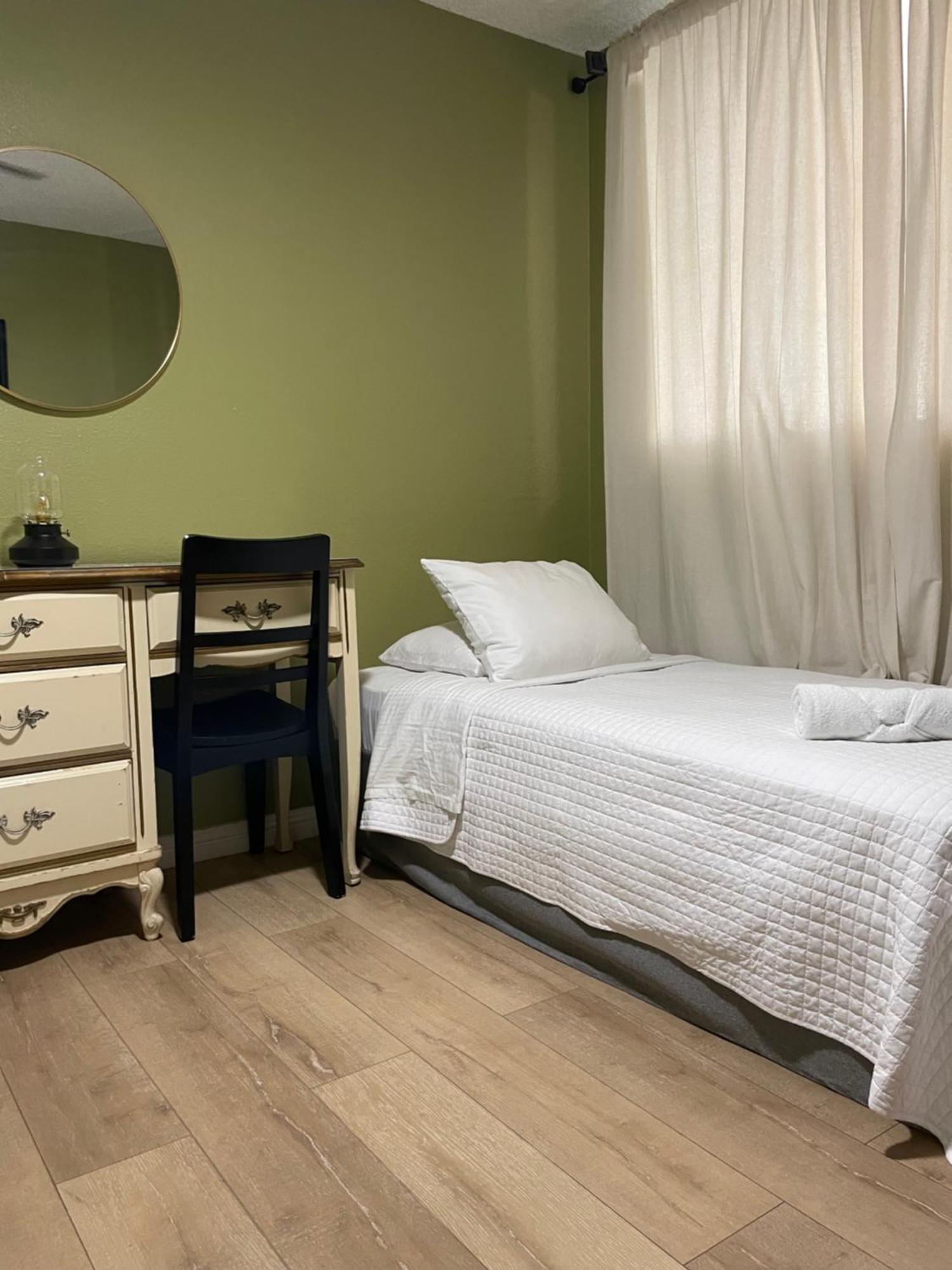Private In Angeles With Wifi And Ac And Private Fridge!!! Homestay