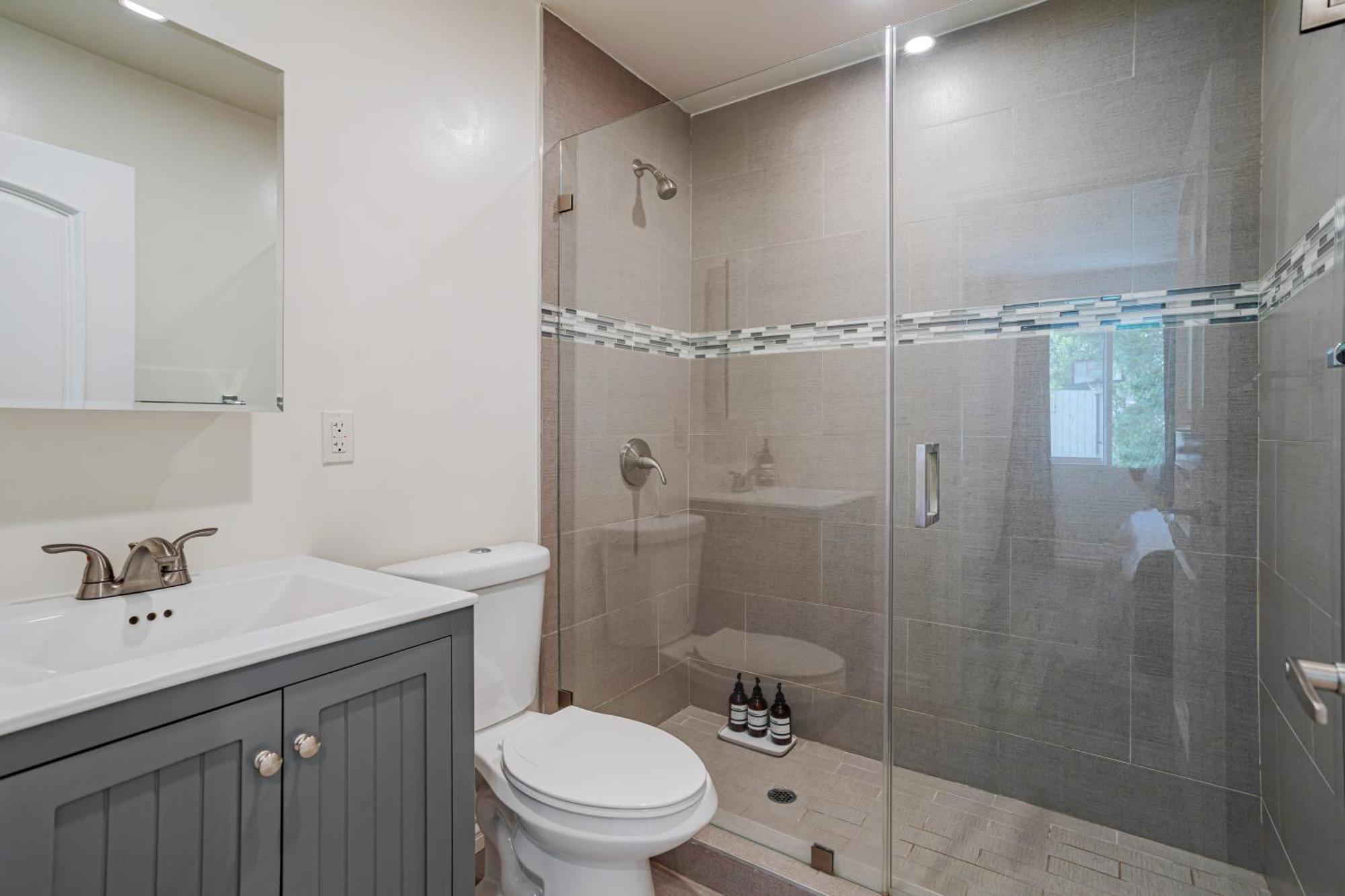 Exquisite Oasis Near Universal With Large Pool Los Angeles