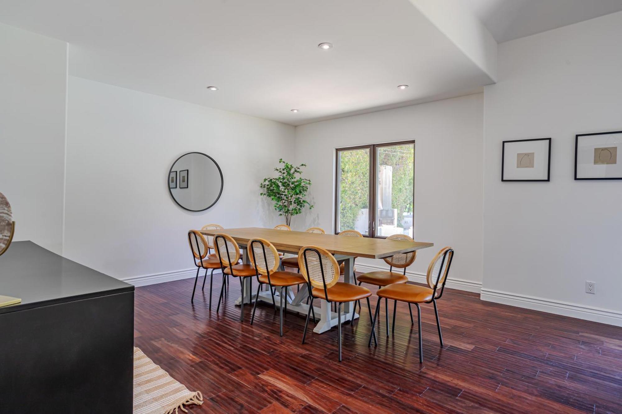 Exquisite Oasis Near Universal With Large Pool * Los Angeles