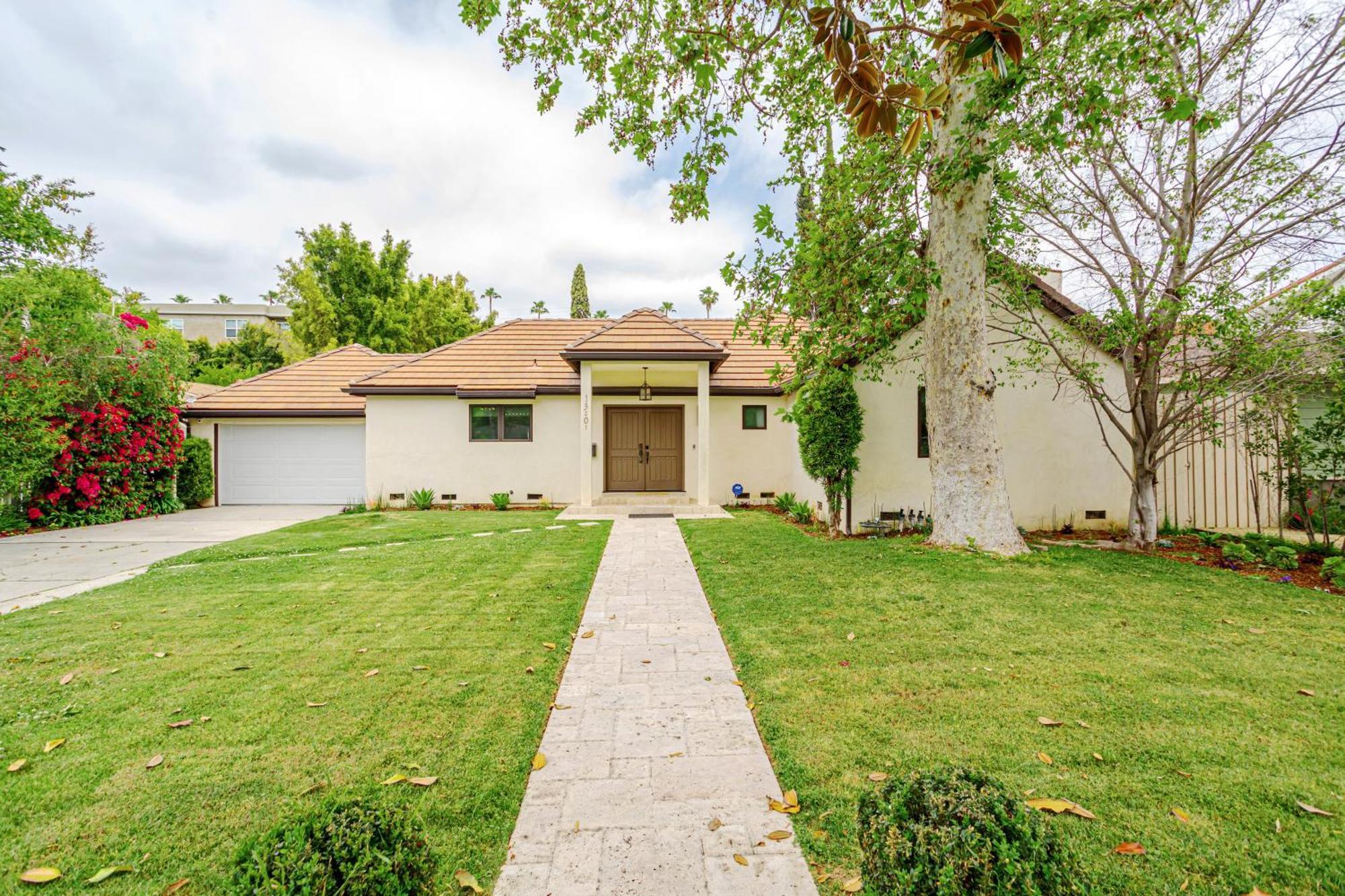 Exquisite Oasis Near Universal With Large Pool *