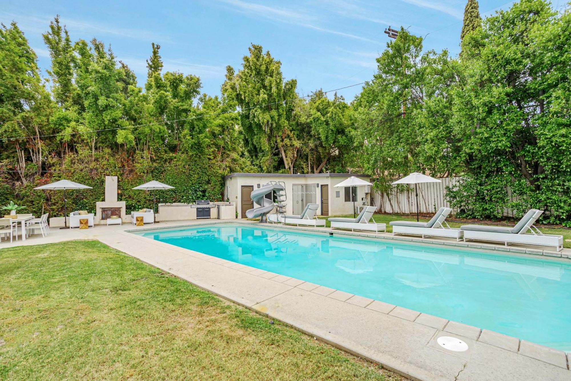 Exquisite Oasis Near Universal With Large Pool Holiday home