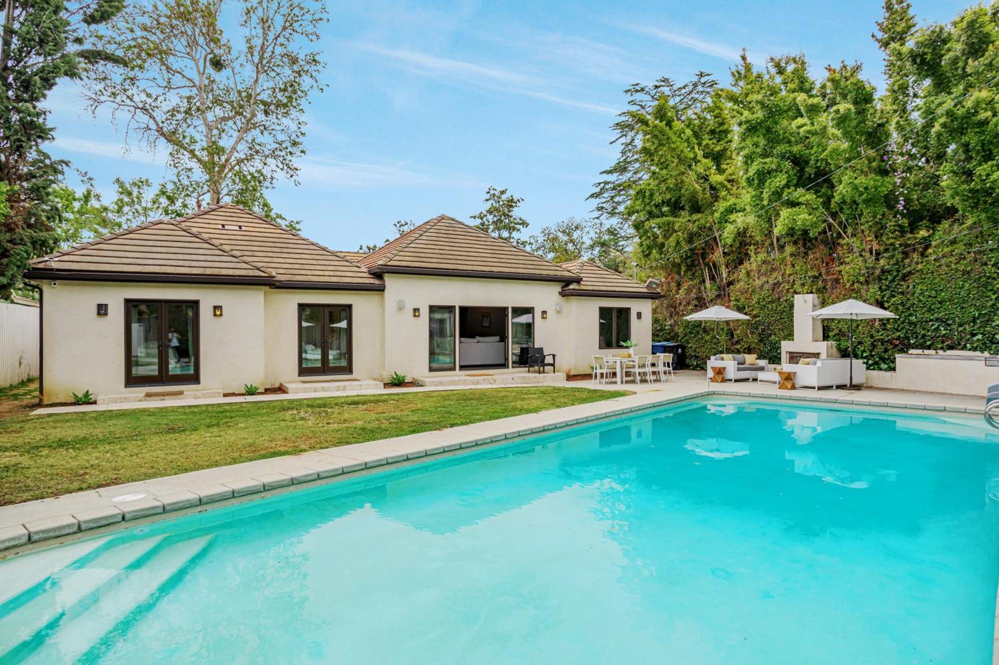 Exquisite Oasis Near Universal With Large Pool *