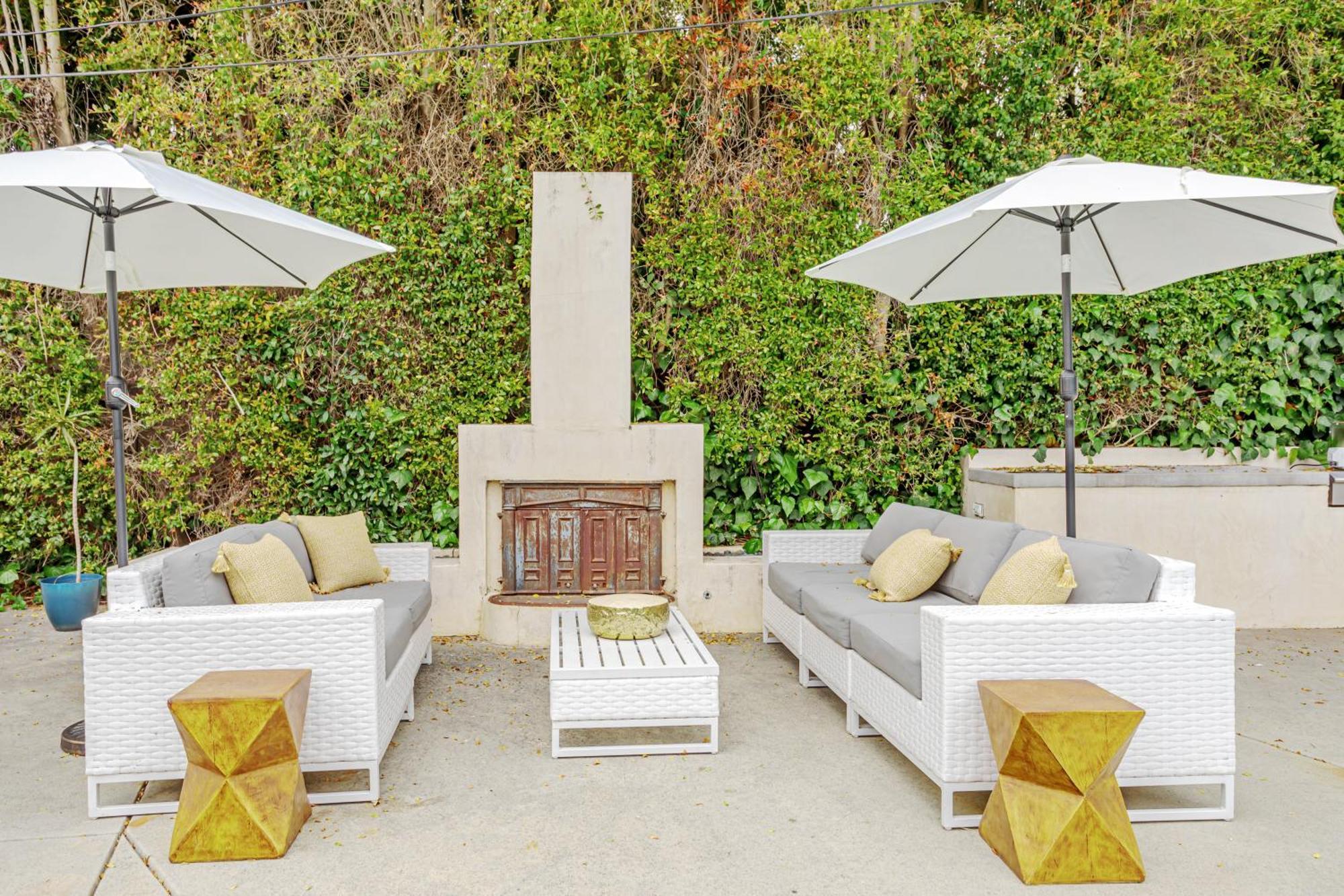 Exquisite Oasis Near Universal With Large Pool Holiday home