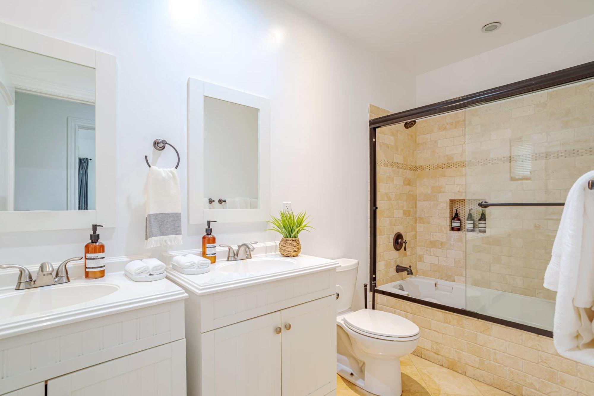 Exquisite Oasis Near Universal With Large Pool * Los Angeles