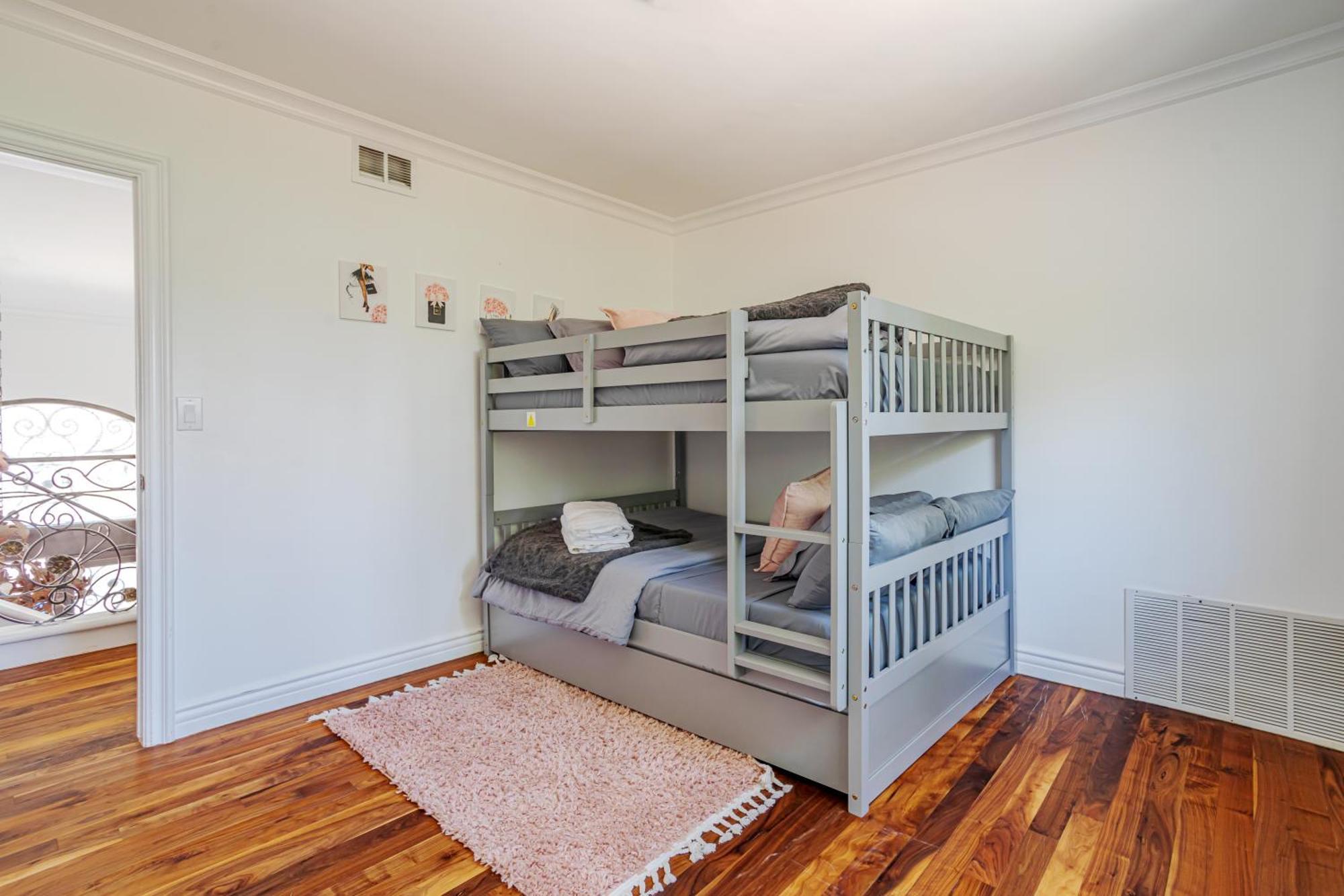 Beautiful 5 Bedroom 8 Bed Sleeps Up To 16 With Pool Near Universal Los Angeles