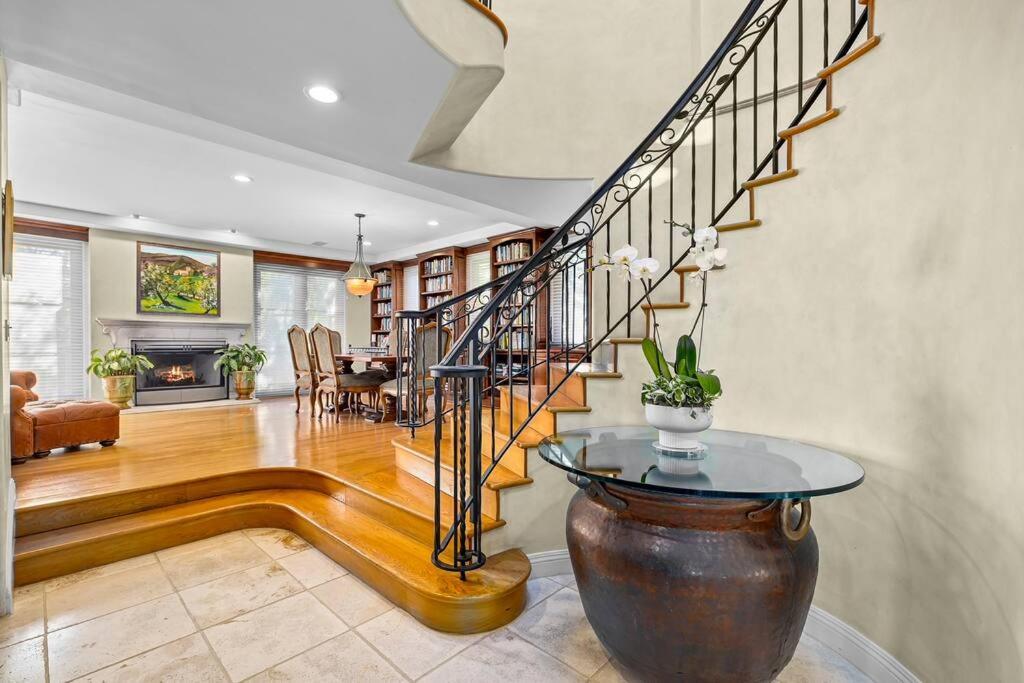 Elegant Mediterranean Waterfront * Los Angeles