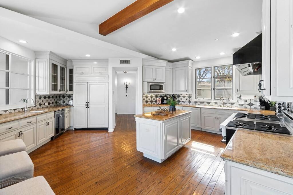 Villa Hollywood Hills Luxury Spanish Estate With Pool & Views