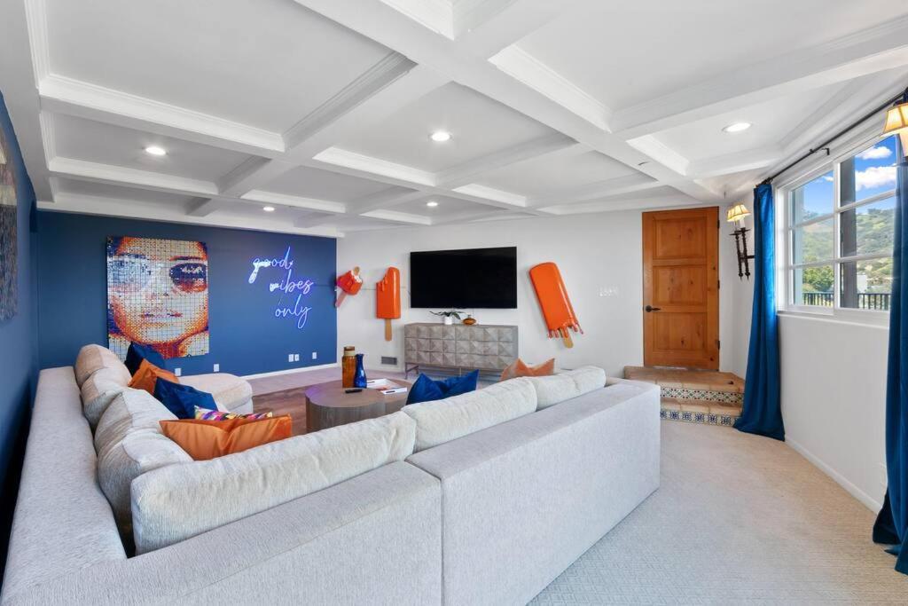 Hollywood Hills Luxury Spanish Estate With Pool & Views Villa