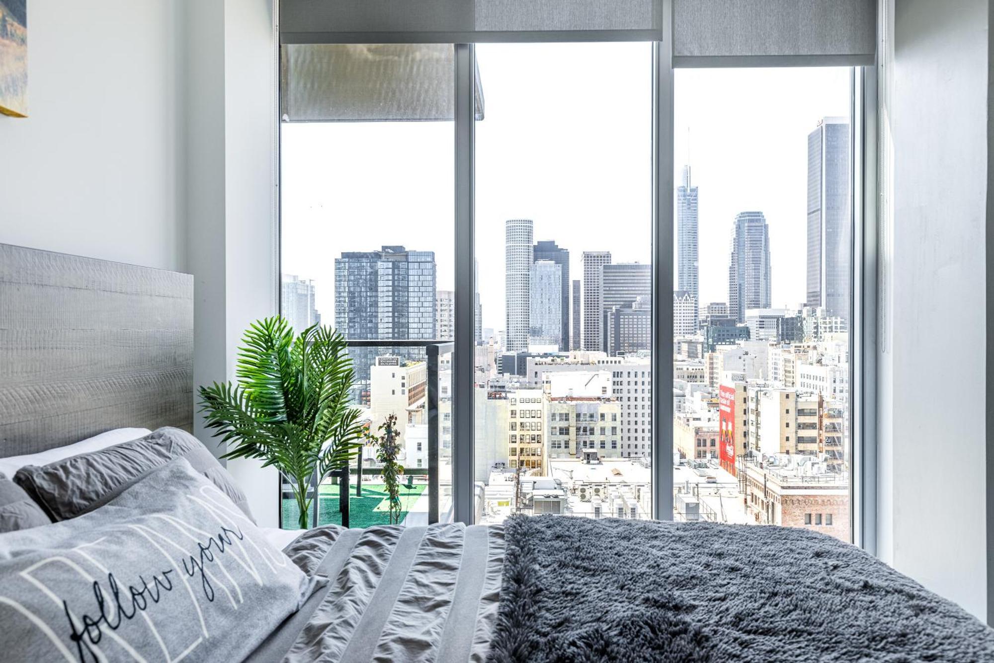 Top Floor 3 Bed 3 Bath Penthouse Living In Luxury Apartment