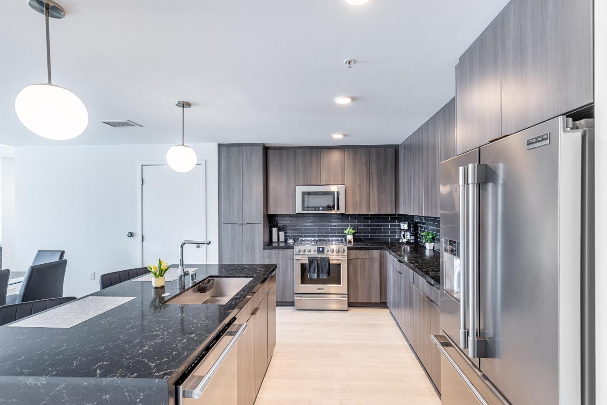 Top Floor 3 Bed 3 Bath Penthouse Living In Luxury Los Angeles