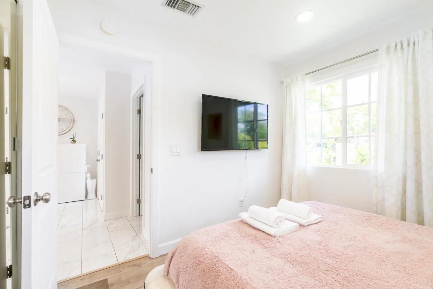 New Luxury Entertaining House With Pool Sauna Tesla Charger Pets * Los Angeles