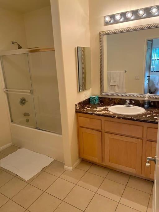 Adorable And Bright 2bd 2br 840 *