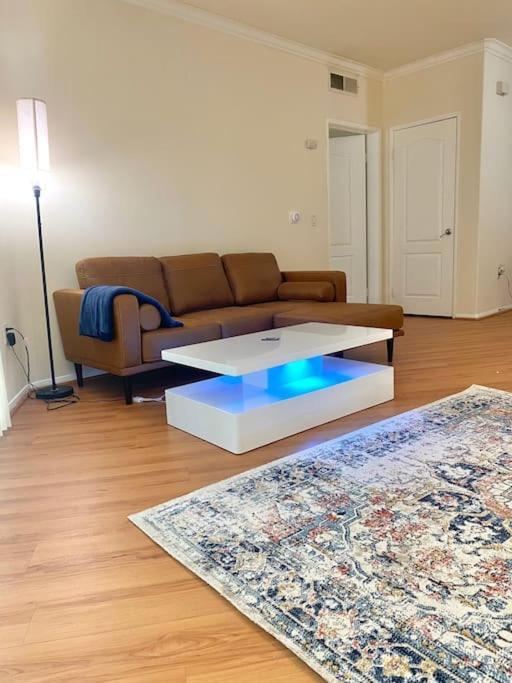 Apartment Adorable And Bright 2bd 2br 840 *
