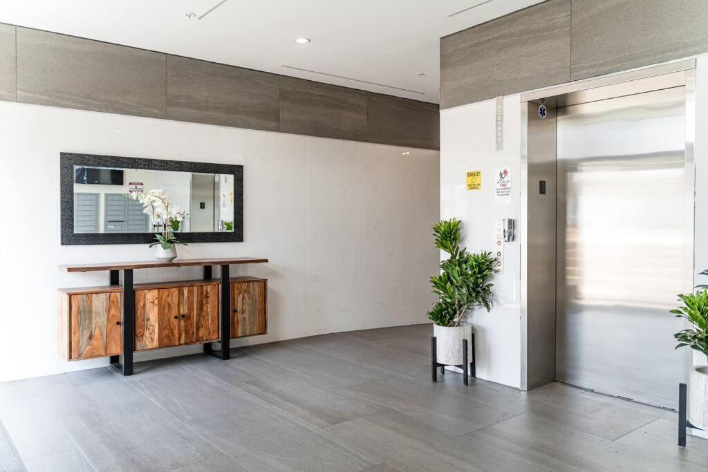 Hype Inspired Urban Escape 3 Bed By Sofi And Lax Apartment