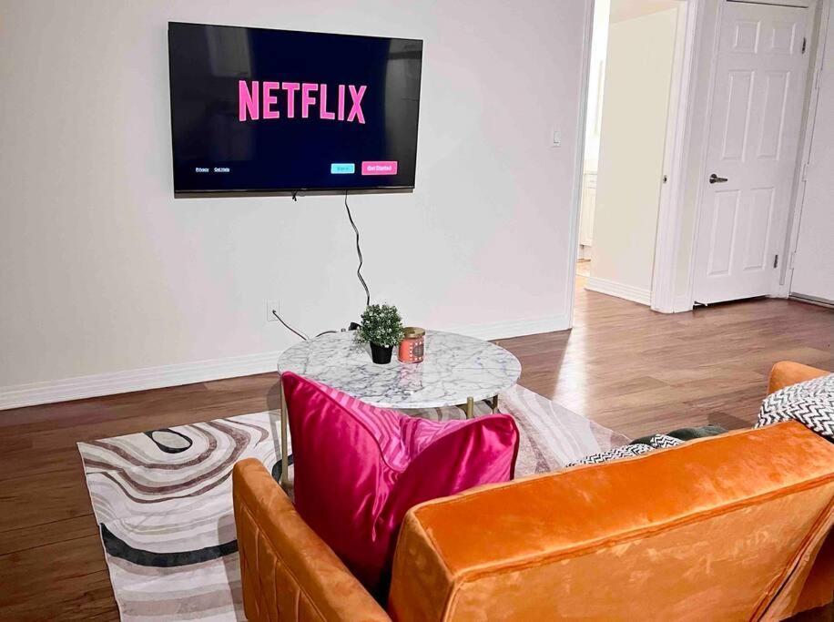 Marina Perfect 1 Bd,pool,parking,center